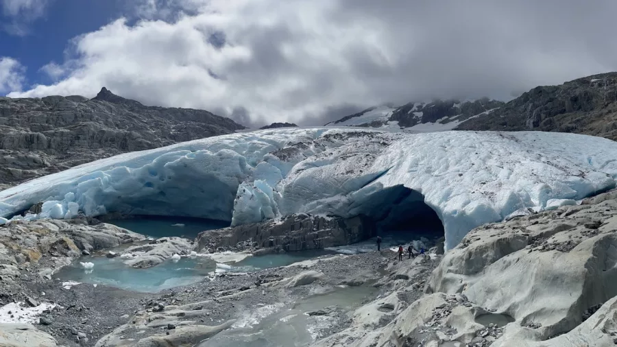 Freshly exposed bedrock at the terminus of Brewster Glacier in March 2023. Andrew Lorrey, CC BY-SA