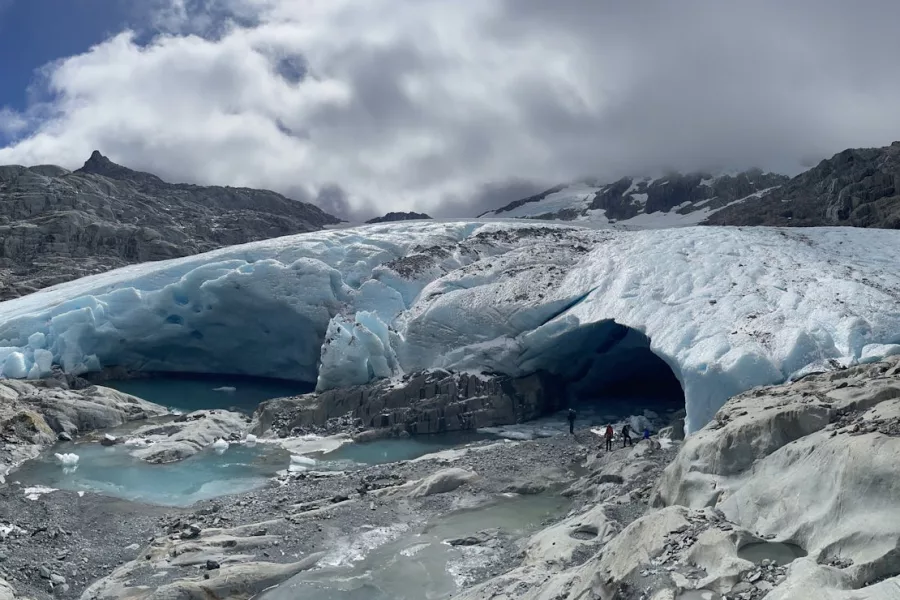 Freshly exposed bedrock at the terminus of Brewster Glacier in March 2023. Andrew Lorrey, CC BY-SA