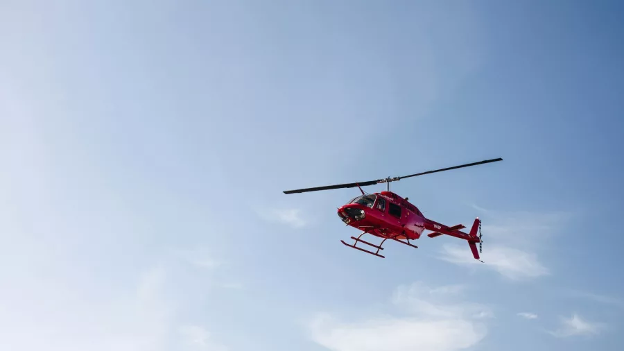 Red Helicopter against a blue sky. Isaac benhesed / Unsplashed