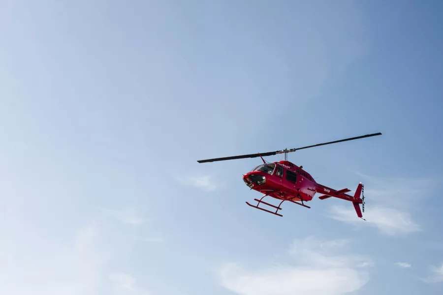 Red Helicopter against a blue sky. Isaac benhesed / Unsplashed