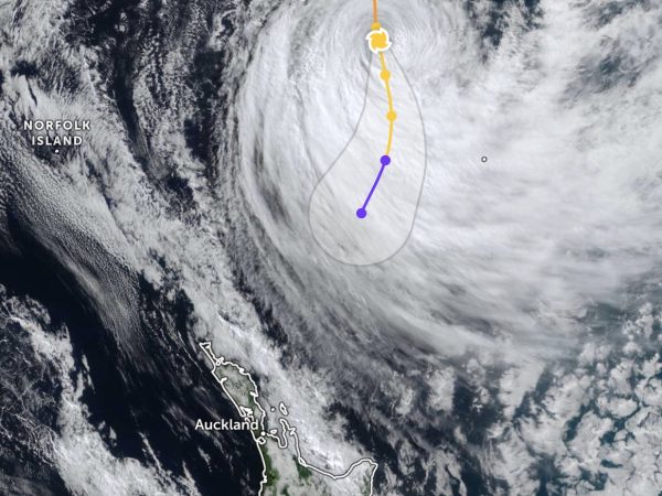 Tropical Cyclone Vaianu - Zoom Earth - 1100 Thu Apr 9